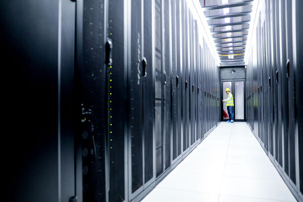 2021년 5월 24일 중국 남서부 구이저우성 구이안신구에 있는 차이나모바일 데이터센터에서 한 직원이 장비를 점검하고 있다. (사진/신화통신)