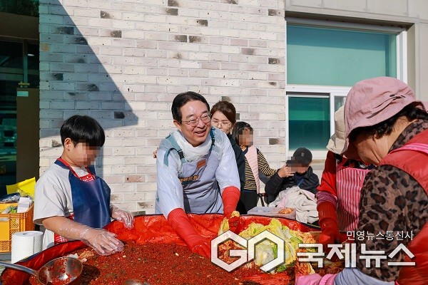황규철 군수 김장 행사 참여 모습.(제공=옥천군청)