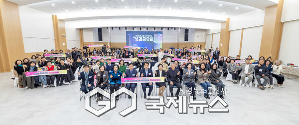 (사진/군포시 제공) 하은호 군포시장(앞줄 왼쪽 다섯번째)이 11월 24일 시청 대회의실에서 열린 2025년 주민자치 성과공유회에 참석하고, 기념사진을 촬영하고 있다.