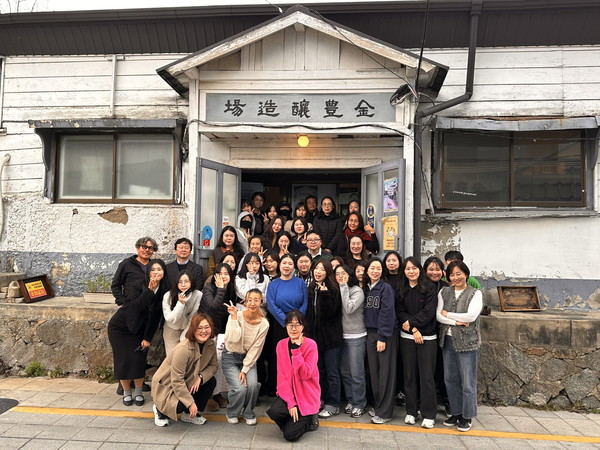 강화도에서 진행된 프리투어 중 강화 대표 유니크베뉴인 금풍양조장에서 막걸리 만들기 체험을 하고 기념촬영을 하고 있다. 사진=인천관광공사