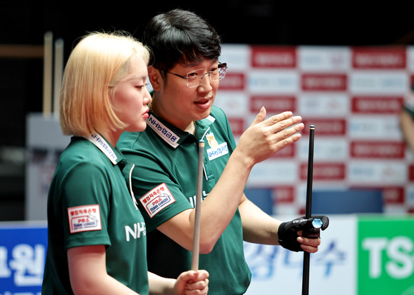 23-24시즌PBA 팀리그 3라운드 NH농협카드와 하나카드의 대결에서 오성욱이 김보미와 짝을 이뤄 혼합복식에 출전해 9:7로 승리한 오성욱이 샷을 하고 있다.(이날 세트스코어 4:0로 하나카드에 승리한 NH농협카드는 종합성적 7승1패를 기록하며 크라운해태를 제치고 1라운드 우승을 차지했다)/@PBA