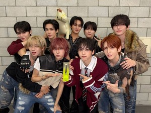 크래비티, 컴백 첫 트로피 품었다...신곡 '라우더' 더쇼 1위