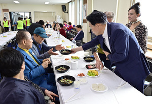 [국제포토] 짜장면나눔 & 김찬진