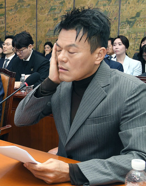 잠시 생각에 잠긴 박진영 위원장