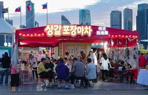 aT, 칭다오 올림픽 요트센터서 'K-골목길' 팝업관 운영…한국 식품 168개 제품 홍보