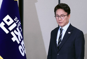 최고위원회의 참석하는 김민석 대표