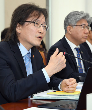 질의에 답변하는 주병기 공정거래위원장