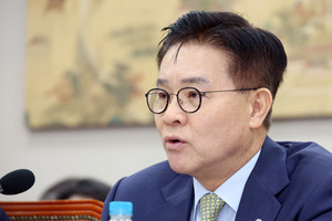 답변하는 이기정 한국대학교육협의회장