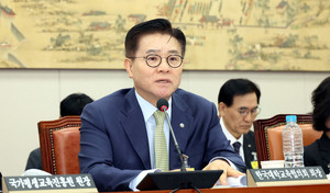국감에서 답변하는 이기정 한국대학교육협의회장