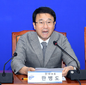 발언하는 한병도 원내대표
