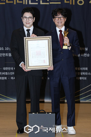 [GJ포토] 장항준 영화감독, '2026 대한민국 엔터테인먼트 대상 올해의 감독상 수상'