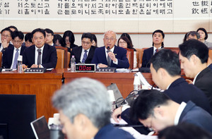 질의에 답변하는 조원철 법제처장
