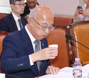 물마시는 조원철 법제처장