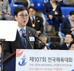 [포토] 전국체전 개막…최휘영 장관, 제주서 개회 선언